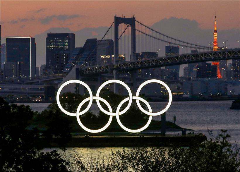 Ein Monument der Olympischen Ringe wird im Hafenviertel Odaiba in Tokio beleuchtet. Die ins nächste Jahr verschobenen Olympischen Spiele in Tokio sollen im Falle einer dann immer noch andauernden Corona-Pandemie abgesagt werden.
