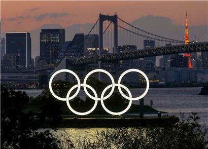 Ein Monument der Olympischen Ringe wird im Hafenviertel Odaiba in Tokio beleuchtet. Die ins nächste Jahr verschobenen Olympischen Spiele in Tokio sollen im Falle einer dann immer noch andauernden Corona-Pandemie abgesagt werden.
