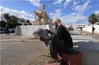 Ein Monument in Sidi Bouzid – der Karren des Gemüsehändlers – erinnert an Mohamed Bouazizi, dessen Selbstverbrennung den Anstoß für die unter dem Namen „Arabischer Frühling“ bekannt gewordenen Revolutionen in Nordafrika und im Nahen Osten gab
