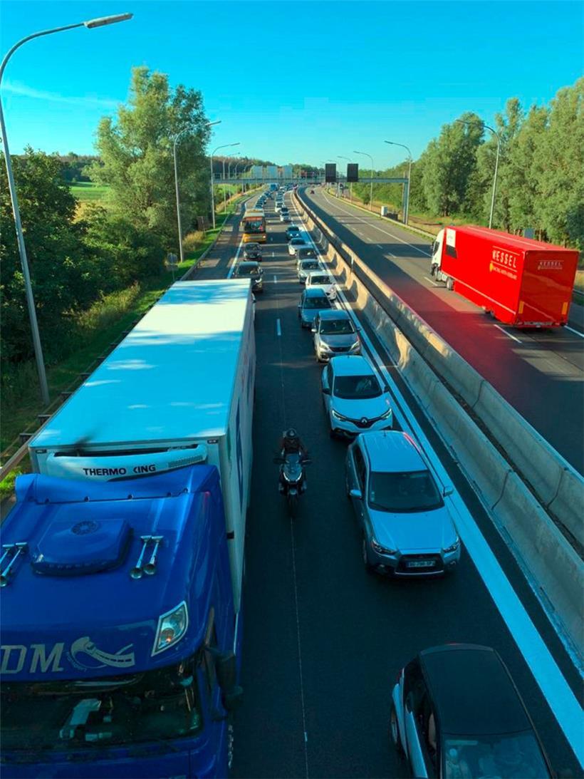 Ein Motorradfahrer schlängelt sich durch den Stau auf der A3
