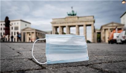 Ein Mund-Nasen-Schutz wird vom Wind über den Pariser Platz vor dem Brandenburger Tor geweht
