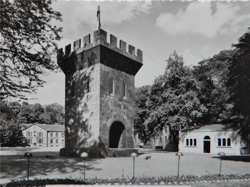 Holzmodell des historischen Turms bei der 50-Jahr-Feier der Stadt Esch, Ausstellung zur Stahlindustrie und Stadtgeschichte