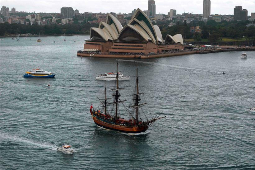 Ein Nachbau von James Cooks „Endeavour“ in der Bucht von Sydney
