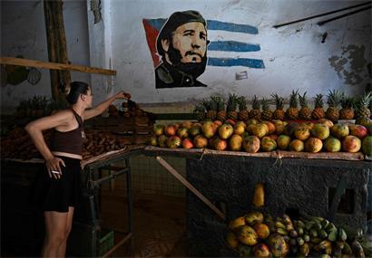 Obstladen in Havanna mit frischem Obst, Symbol der Wirtschaftskrise durch US-Ölblockade auf Kuba
