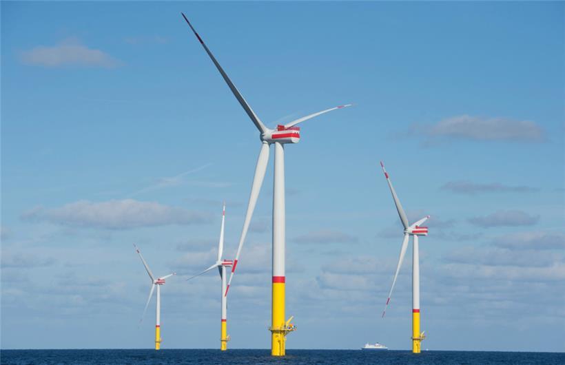 Ein Offshore-Windpark vor der Insel Rügen in der deutschen Ostsee 
