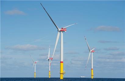Ein Offshore-Windpark vor der Insel Rügen in der deutschen Ostsee 
