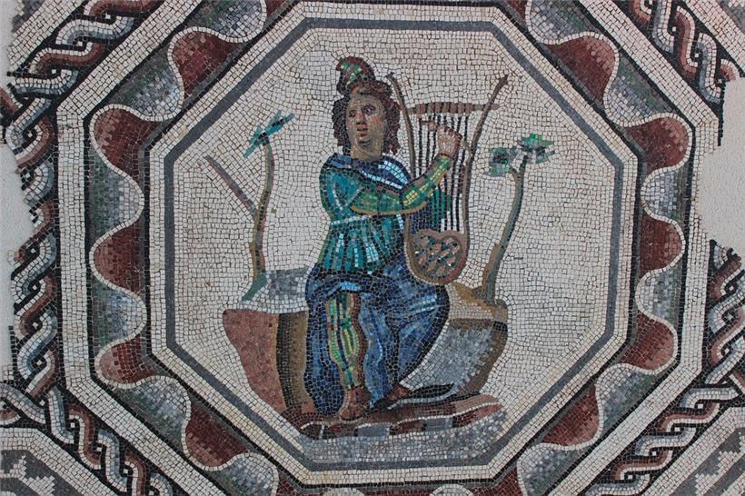 „Ein Orakel, aus dem sich das Unerschaffene in die Welt spricht“: Dichter*innen werden auf gesellschaftlicher Ebene manchmal übernatürliche Kräfte angedichtet – und trotzdem bleibt die Lyrik das Stiefkind der Literatur. 
