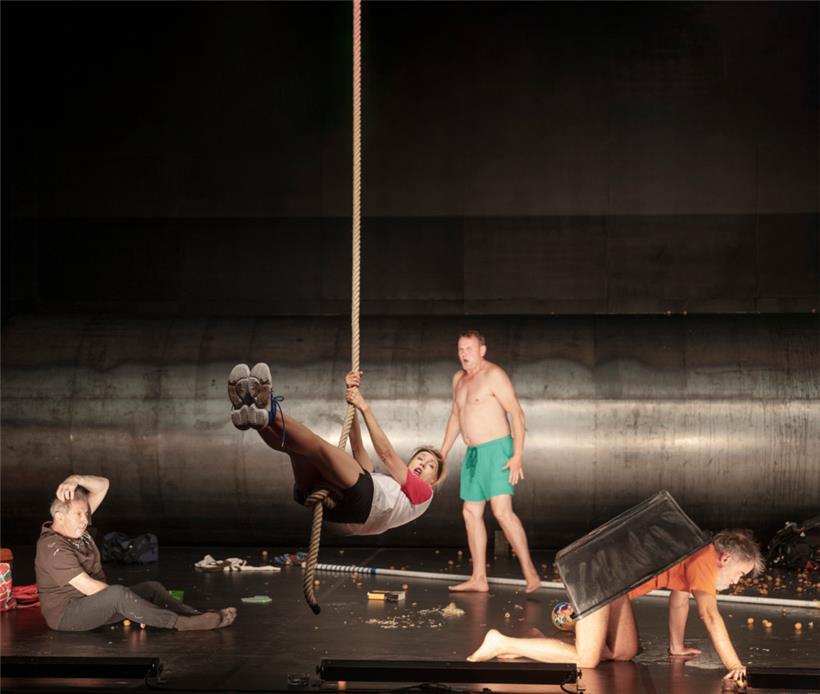 Ein Orang-Utan (André Jung), eine Spitzensportlerin (Ursina Lardi), Felix (Devid Striesow) und eine Schildkröte mit Schluckauf (Sebastian Blomberg).
