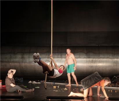 Ein Orang-Utan (André Jung), eine Spitzensportlerin (Ursina Lardi), Felix (Devid Striesow) und eine Schildkröte mit Schluckauf (Sebastian Blomberg).
