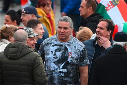 Ein Orban-Fan in Budapest: Die von Fidesz kontrollierten Medien haben die neue Kriegssituation geschickt genutzt
