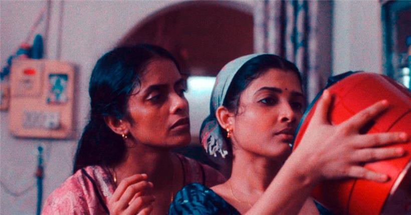 Ein Paket stellt die Krankenschwestern Prabha (Kani Kusruti) und Anu (Divya Prabha), die in Mumbai zusammenleben, vor ein Rätsel
