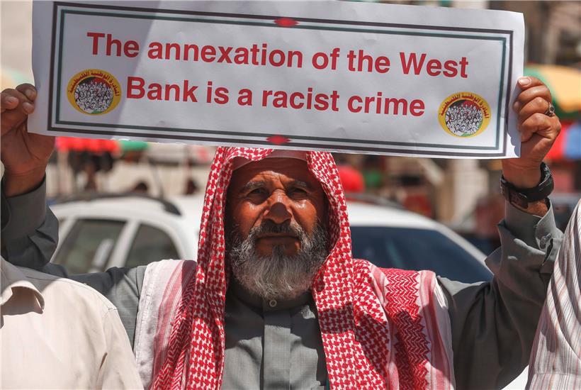 Ein Palästinenser protestiert bei einer Kundgebung gegen Israels Pläne, die Westbank zu annektieren

