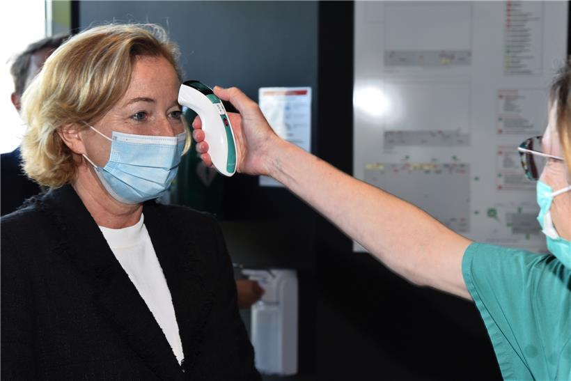 Ein Pandemie-Spital könne das Hauptproblem des Personalmangels im Krankenhauswesen kurzfristig nicht lösen, sagt Gesundheitsministerin Paulette Lenert, hier bei einer Visite des inzwischen geschlossenen „Centre de soins avancés“ in Ettelbrück am 22. Mai.
