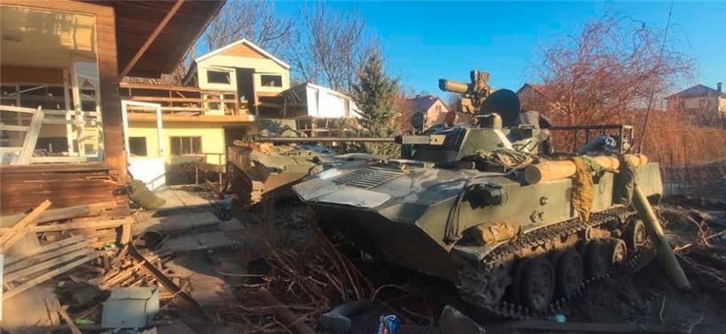 Ein Panzer steht neben von der russischen Armee zerstörten Häusern in der Nordukraine
