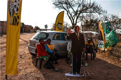 Ein Pappaufsteller des amtierenden südafrikanischen Präsidenten Cyril Ramaphosa
