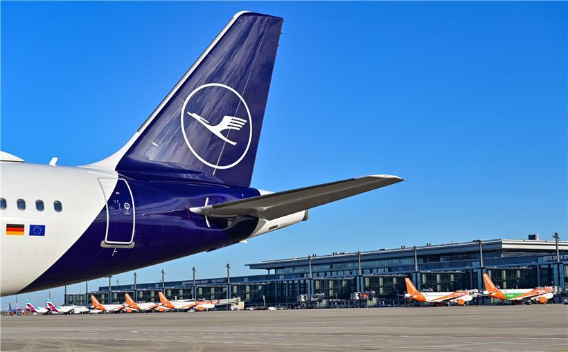 Ein Passagierflugzeug von Lufthansa steht auf dem Vorfeld des deutschen Hauptstadtflughafens Berlin Brandenburg „Willy Brandt“ (BER)

