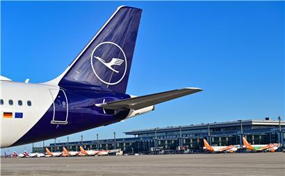 Ein Passagierflugzeug von Lufthansa steht auf dem Vorfeld des deutschen Hauptstadtflughafens Berlin Brandenburg „Willy Brandt“ (BER)
