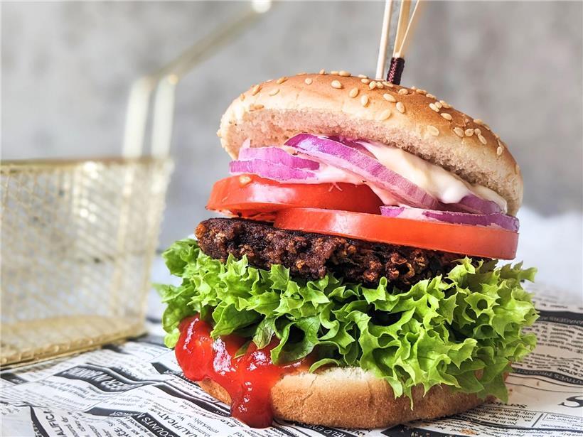 Kidneybohnen-Patty auf saftigem Veggie-Burger mit frischem Salat und Vollkornbrötchen