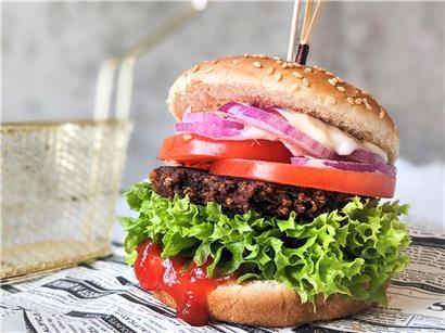 Kidneybohnen-Patty auf saftigem Veggie-Burger mit frischem Salat und Vollkornbrötchen