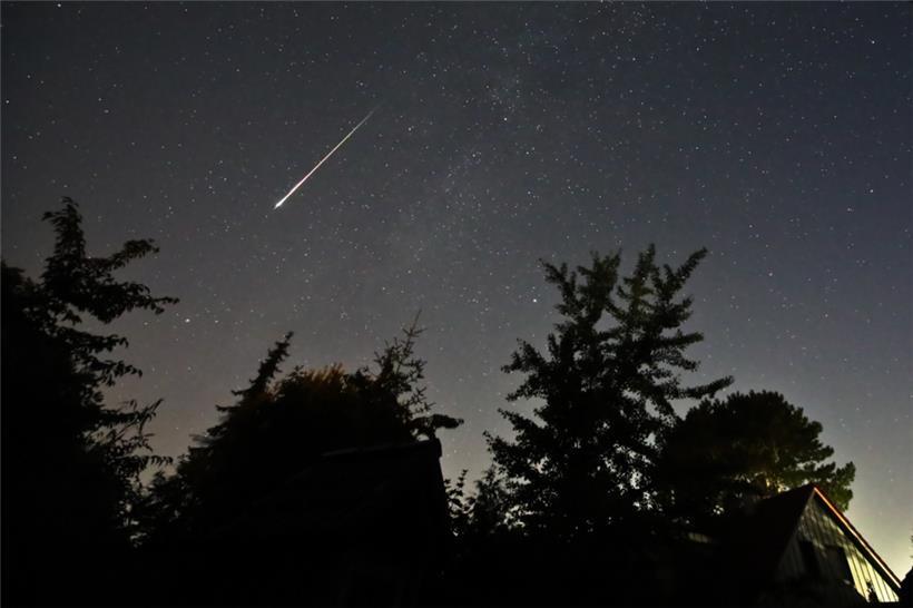 Ein Perseidenmeteor zieht über den Himmel
