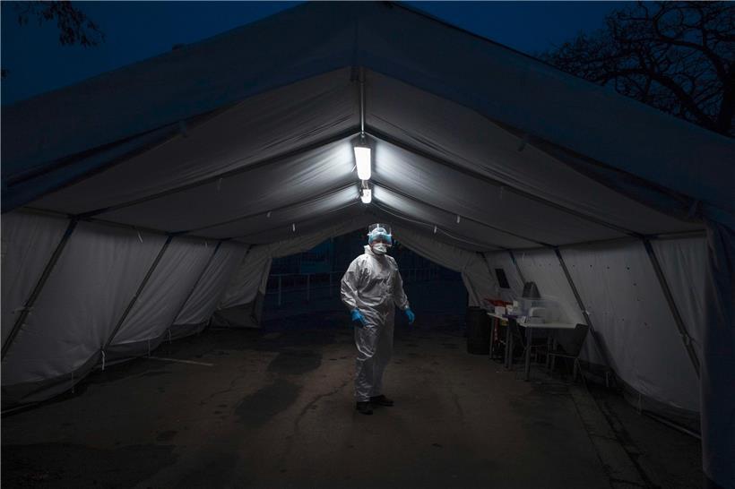 Ein Pfleger in Prag am 23. Februar: Einheitlich ist die epidemiologische Lage im Südosten Europas allerdings keineswegs
