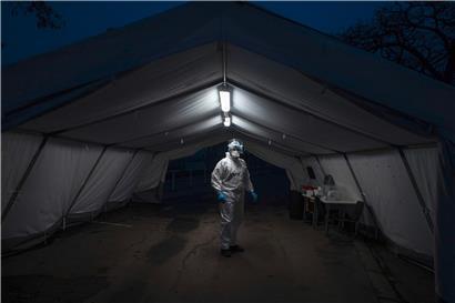 Ein Pfleger in Prag am 23. Februar: Einheitlich ist die epidemiologische Lage im Südosten Europas allerdings keineswegs
