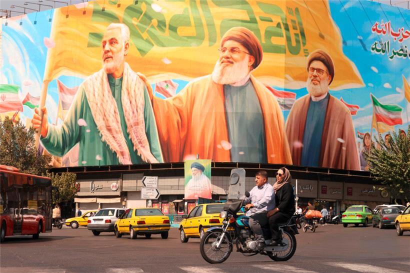 Ein Plakat im Iran zeigt den getöteten libanesischen Hisbollah-Führer Hassan Nasrallah (M.), seinen Nachfolger Hashem Safieddine (r.) sowie den iranischen General Qasem Soleimani
