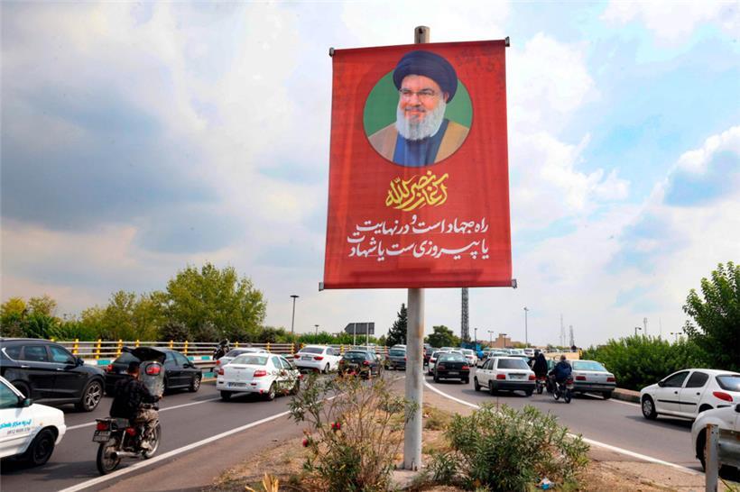 Ein Plakat mit dem Bild des getöteten libanesischen Hisbollah-Führers Hassan Nasrallah ist, zwei Tage nach seiner gezielten Ermordung durch israelische Streitkräfte, in Teheran zu sehen
