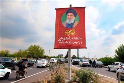 Ein Plakat mit dem Bild des getöteten libanesischen Hisbollah-Führers Hassan Nasrallah ist, zwei Tage nach seiner gezielten Ermordung durch israelische Streitkräfte, in Teheran zu sehen
