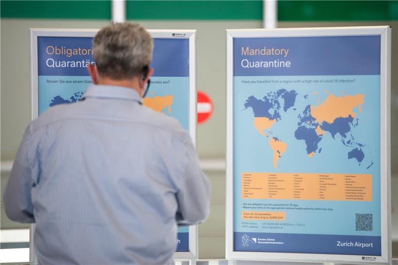 Ein Plakat weist bei der Ankunft am Flughafen Zürich auf die obligatorische Quarantäne bei der Einreise aus bestimmten Ländern hin
