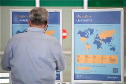 Ein Plakat weist bei der Ankunft am Flughafen Zürich auf die obligatorische Quarantäne bei der Einreise aus bestimmten Ländern hin
