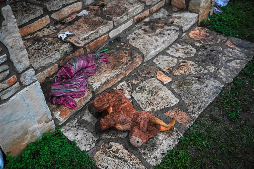 Ein Plüschtier auf den Stufen vor einer der Hütten von Camp Mystic