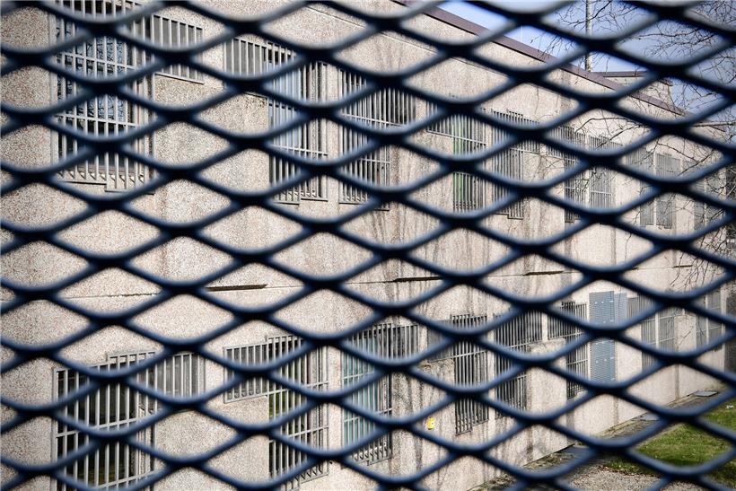 Podcast-Logo mit Mikrofon, das das Thema Leben hinter Gittern und Gefängnisgeschichten symbolisiert