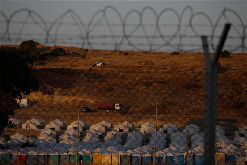 Ein Polizeiauto patrouilliert oberhalb eines provisorischen Zeltlagers für geflüchtete Menschen auf Lesbos: Der Abschluss des Flüchtlingsabkommens zwischen der EU und der Türkei liegt fünf Jahre zurück – die europäische Migrationspolitik seitdem ist gescheitert
