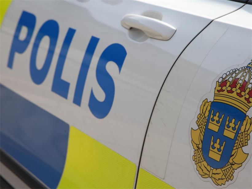 Ein Polizeiauto steht vor der Polizeiwache