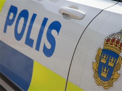 Ein Polizeiauto steht vor der Polizeiwache