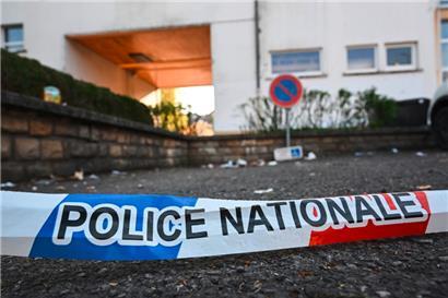 Ein Polizeiband liegt am Tatort in Villerupt, an dem am Samstagabend Schüsse gefallen sind
