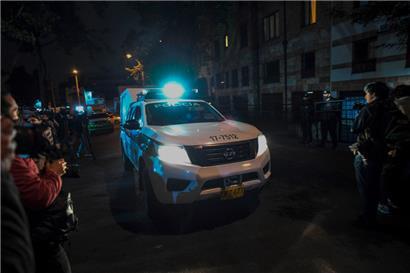Ein Polizeifahrzeug steht vor dem Hotel in Bogotá, in dem der Schlagzeuger der Foo Fighters, Taylor Hawkins, starb
