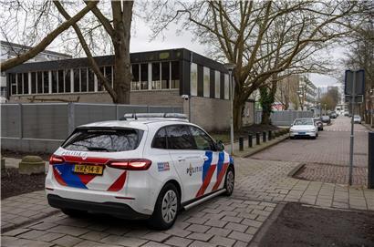 Polizeifahrzeug vor jüdischer Schule nach Explosion, Einsatzkräfte sichern das Gelände