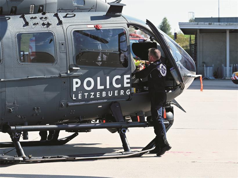 Polizeihubschrauber im Einsatz bei nächtlicher Fahndung über Stadtgebiet mit Suchscheinwerfer