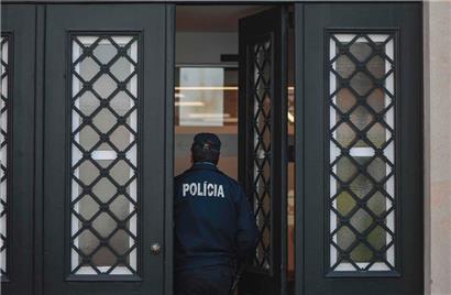 Ein Polizist betritt den Amtssitz des portugiesischen Premierministers
