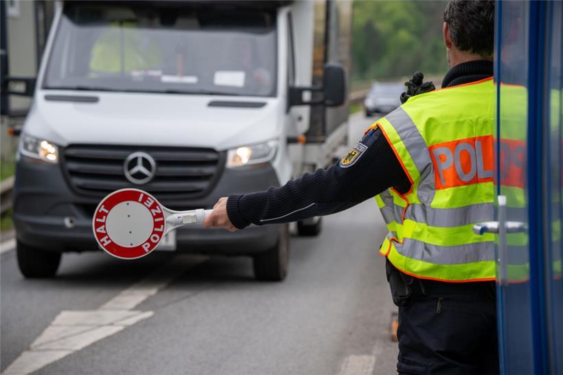Ein Polizist hält einen Transporter auf der A64 an
