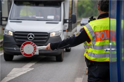 Ein Polizist hält einen Transporter auf der A64 an
