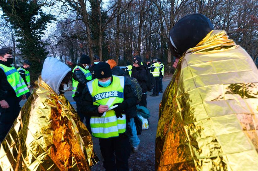 Ein Polizist notiert die Personalien von Jugendlichen nach dem Abbruch einer Party in einem in der Nähe gelegenen Hangar etwa 40 km südlich von Rennes. Bei der Großparty waren etwa 2.500 Menschen anwesend.
