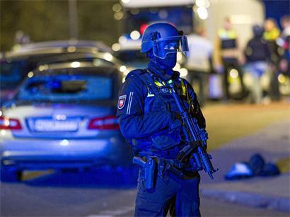 Ein Polizist sichert in der Nacht eine Einsatzstelle in der Region Hannover. Einsatzkräfte haben zuvor auf ein Auto geschossen, dass zuvor in eine Gruppe von Menschen gefahren ist