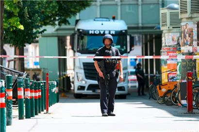 Ein Polizist steht bei einem Großeinsatz der Polizei an der Technischen Universität Wien (TU Wien)
