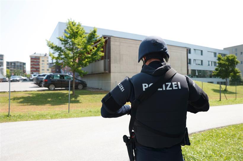 Ein Polizist steht in der Nähe des Grazer Gymnasiums, in dem am Dienstag neun Menschen von einem Amokläufer erschossen wurden
