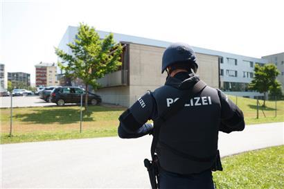 Ein Polizist steht in der Nähe des Grazer Gymnasiums, in dem am Dienstag neun Menschen von einem Amokläufer erschossen wurden
