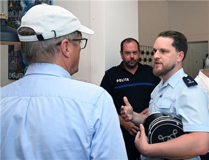 Ein Polizist unterhält sich mit einem Bürger
