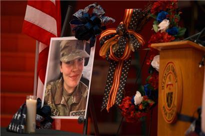 Ein Porträt bei einer Mahnwache zu Ehren von Sarah Beckstrom an der Webster County High School in West Virginia. Beckstrom war eine von zwei Angehörigen der Nationalgarde von West Virginia, die während ihres Einsatzes in Washington D.C. angegriffen wurden.
